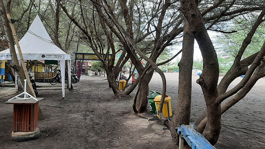 Suasana adem di Pantai Cemara Banyuwangi bakal bisa dijangkau lebih cepat oleh warga Surabaya.