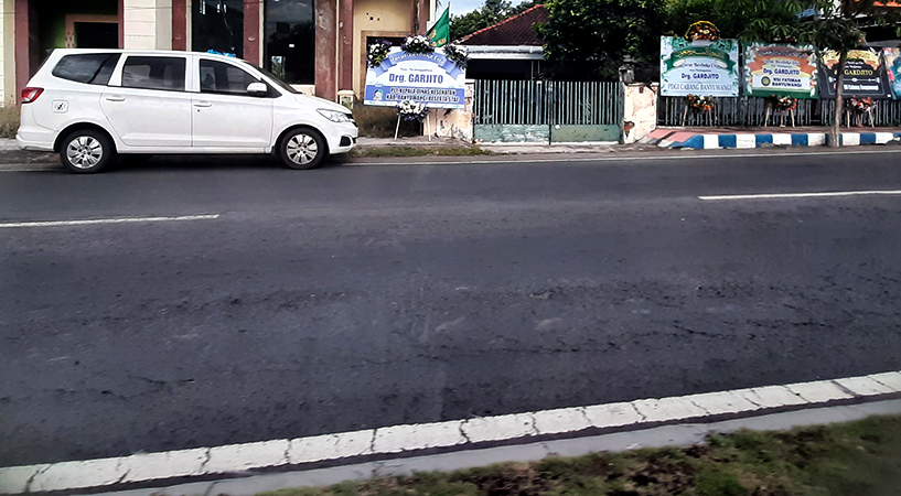 Aspal jalan kelas kabupaten atau jalan kelas 3 perlu waspada di musim kemarau basah agar tidak mudah retak dan rusak.