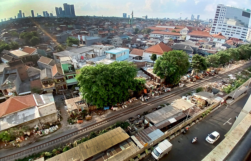 Salah satu ruas jalan ke arah luar kota kawasan timur Jatim di daerah Wonokromo, Surabaya.