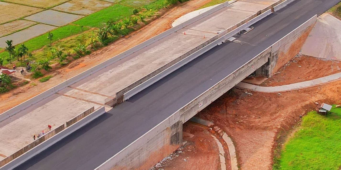 Fasilitas underpass pada ruas jalan tol pada area persawahan milik petani.