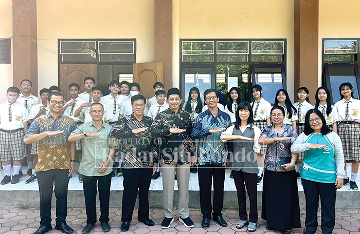 AJAK MODERAT: Kepala Kemenag Situbondo, Dr Mohammad Mudoffar berkunjung ke lembaga pendidikan Kristen di Jalan Anggrek, Kamis (12/06) kemarin.