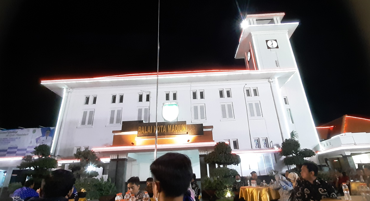 Balai Kota Madiun pada malam hari didukung wisata buatan di sekitarnya mampu menarik pengunjung dari kota-kota sekitarnya, dengan dukungan jalan tol Trans Jawa.