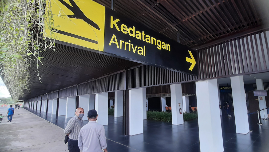 Bandara Banyuwangi akan lebih mudah dijangkau warga Situbondo ketika jalan tol Probowangi tuntas beberapa tahun lagi.
