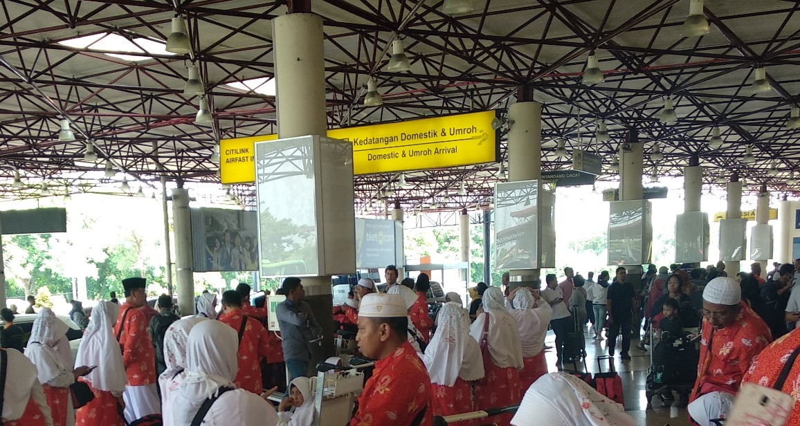Jemaah dari wilayah timur Jawa Timur berkumpul di area kedatangan umroh Bandara Internasional Juanda Surabaya.