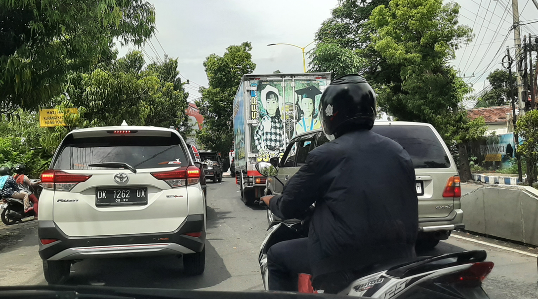 Kepadatanlalu lintas di jalur arah utara Banyuwangi yang masuk jalan nasional menuju Situbondo.