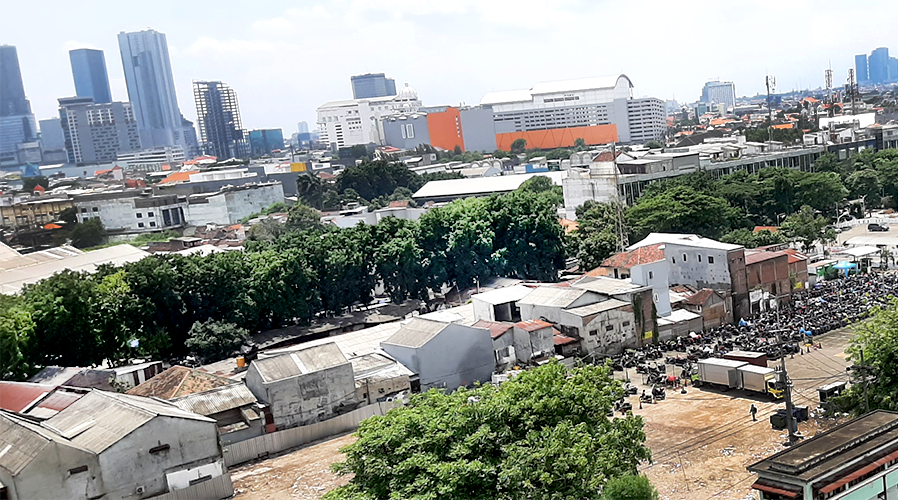 Kawasan perdagangan dan parkir sepeda motor pekerja di sekitar Pasar Turi Surabaya.
