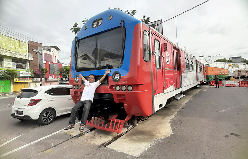 Resto dengan wujud gerbong kereta api asli yang dipasang di atas rel pada jalan raya pusat kota Madiun siap menerima wisatawan dari wilayah timur Jatim dan Bali.