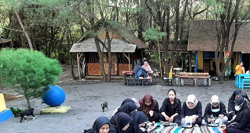 Kalangan akademisi dari perguruan tinggi negeri ternama di Surabaya melakukan kegiatan edukasi konservasi di pantai cemara Banyuwangi.