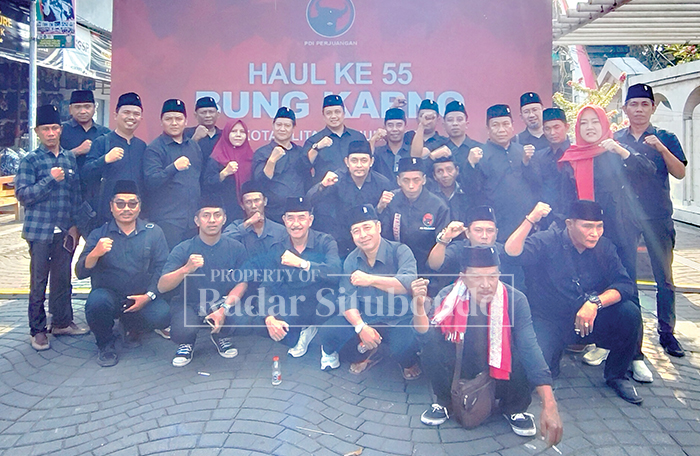 MILITAN: Pengurus DPC PDI Perjuangan Situbondo menghadiri haul Soekarno yang ke-55 di Kota Blitar, Jawa Timur, Sabtu lalu (21/6).