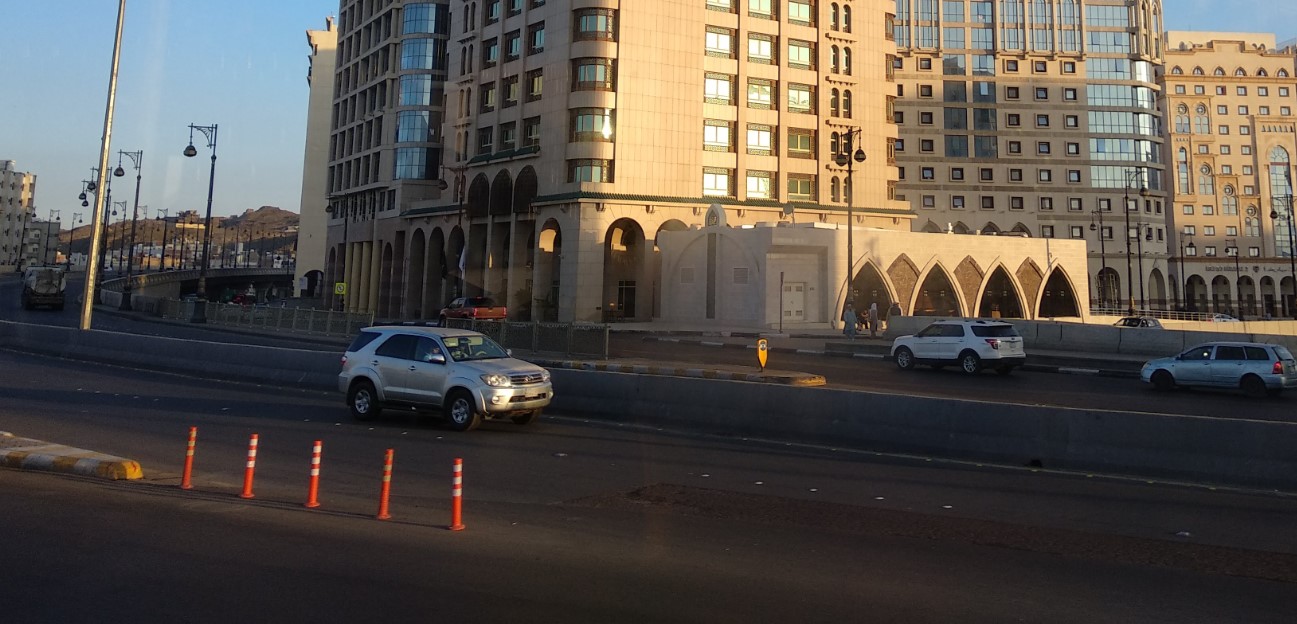 Jalan raya dengan permukaan aspal yang mulus di kota Madinah, Saudi Arabia.