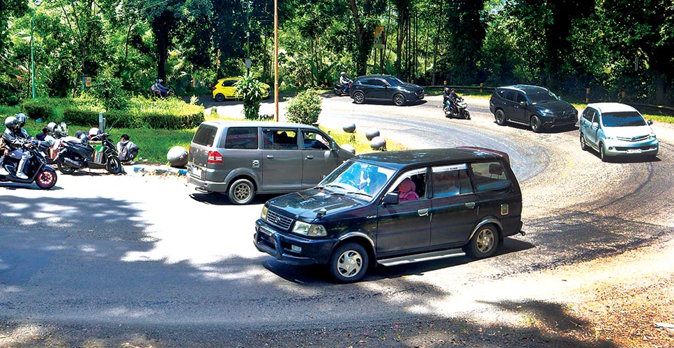 Salah satu dari puluhan tikungan dan tanjakan di jalan raya Gunung Gumitir di perbatasan Banyuwangi Jember, Jawa Timur.
