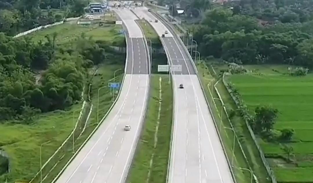 Ruas jalan tol trans Jawa/ doc Khoirul Rizal