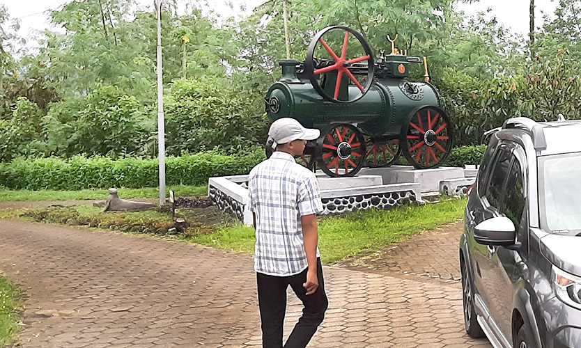 Mesin turbin uap kuno berbentuk mirip lokomotif uap di halaman kantor PT Perkebunan Glenmore, Banyuwangi.