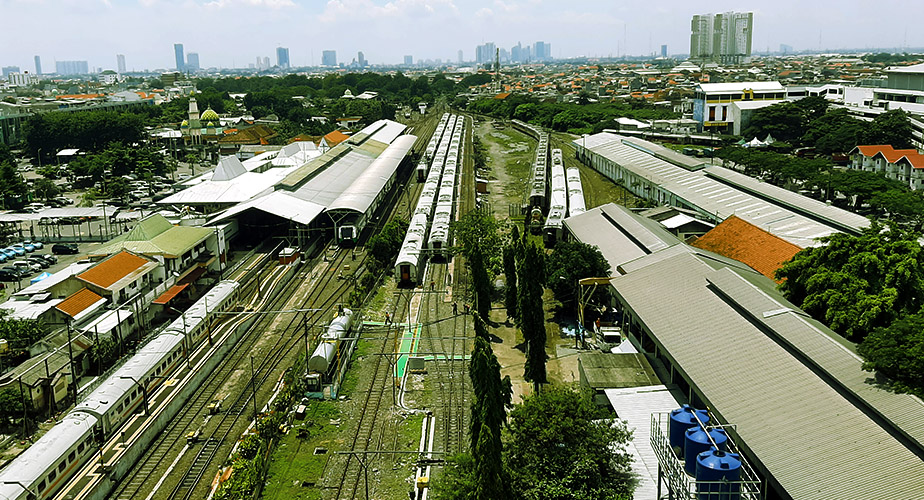 Kesibukan KA pada stasiun di Surabaya yang siap membawa penumpang dan barang ke Banyuwangi. Semua bisa dilayani lewat Jember dan tak berdampak penutupan jalan Gunung Gumitir.