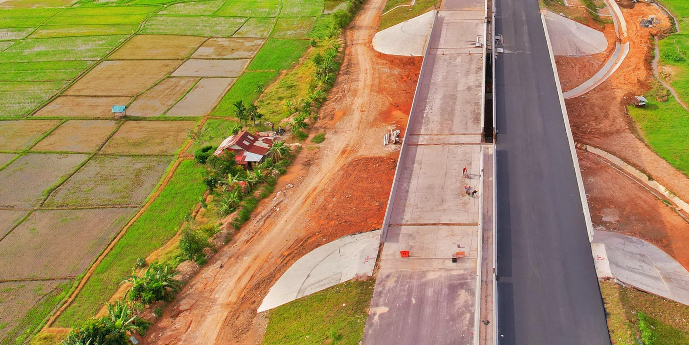 Ruas jalan tol Padang-Sicincin di Sumatera Barat yang melintasi persawahan penduduk. Kondisi tol melintas persawahan juga banyak dijumpai di Jalan Tol Probowangi.