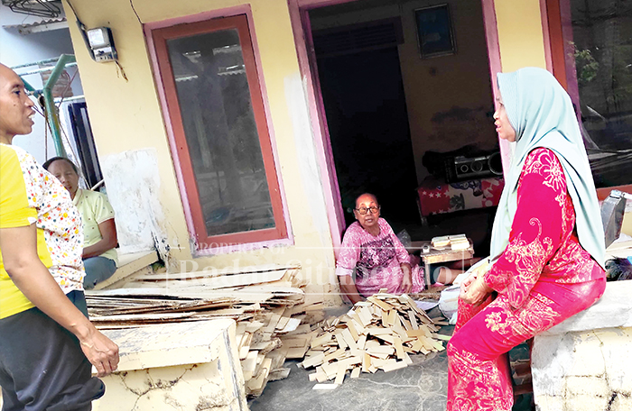 GULUNG TIKAR: Salah satu pelaku usaha di Wisata Kampung Blekok tak lagi berjualan akibat sepi tidak ada pengunjung, kemarin (29/6).
