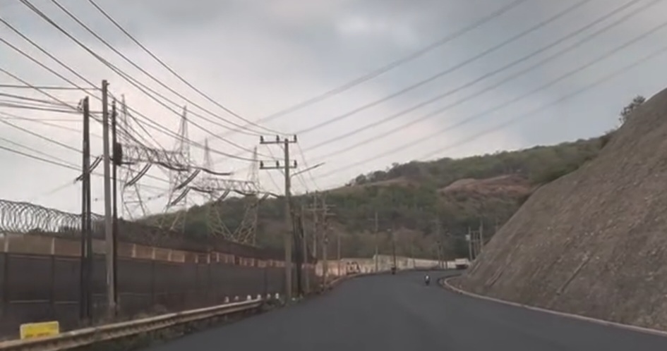 Jalan di bawah jalan tol Probowangi yang sedang dibangun/