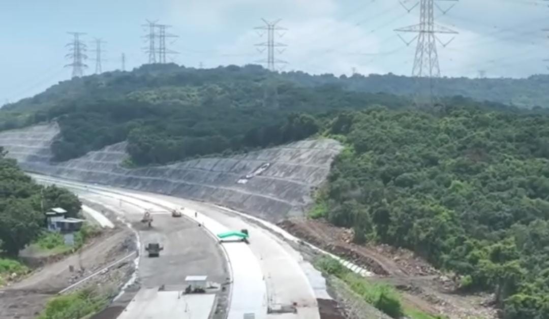 Kawasan perbukitan Paiton yang dilewati jalan tol Probowangi/ ig @ptpp_id