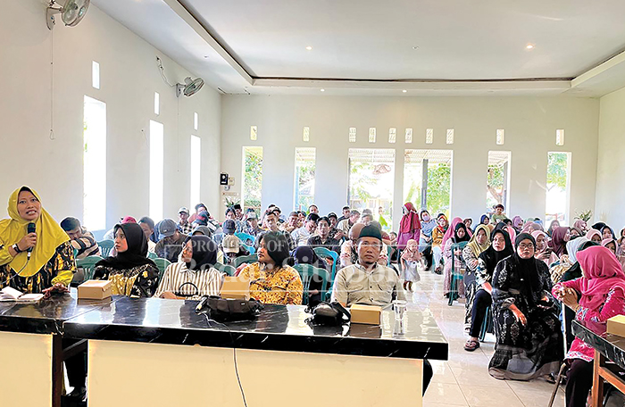 RESES: Ratusan peserta mendengarkan pemaparan Ketua Fraksi  Partai Golkar DPRD Provinsi Jawa Timur Dapil IV, Pranaya Yudha Mahardika di salah satu rumah makan, Kecamatan Kapongan, kemarin (1/7)