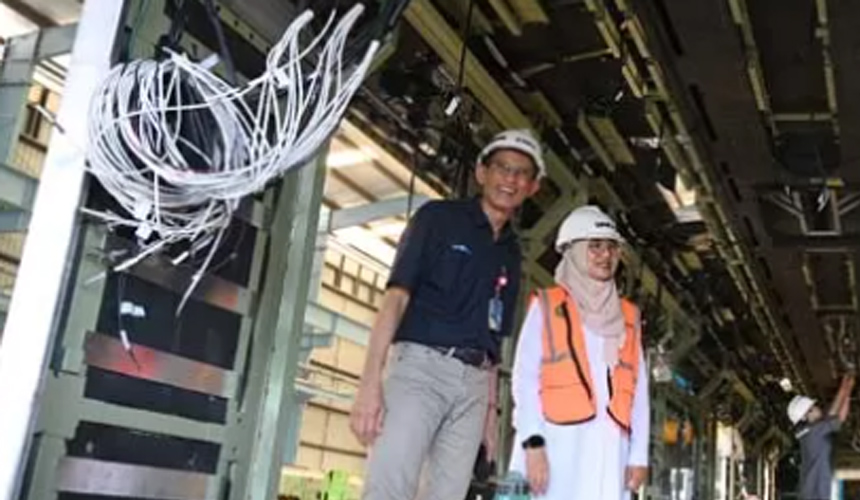 Bupati Banyuwangi Ipuk Fiestiandani mendorong percepatan pembangunan proyek Jalan Tol Probowangi saat berkunjung ke pabrik gerbong PT INKA di Desa Ketapang, Banyuwangi.