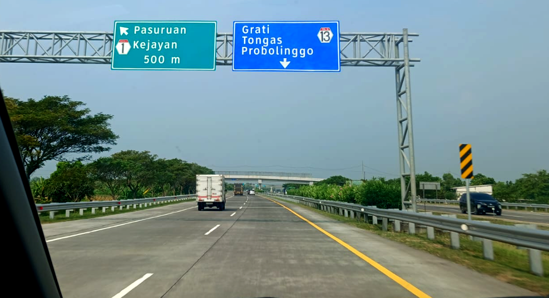 Suasana sekitar Gate Pasuruan-Kejayan dengan ruas jalan tol menuju Probolinggo dan bisa lanjut ke PLTU Paiton.
