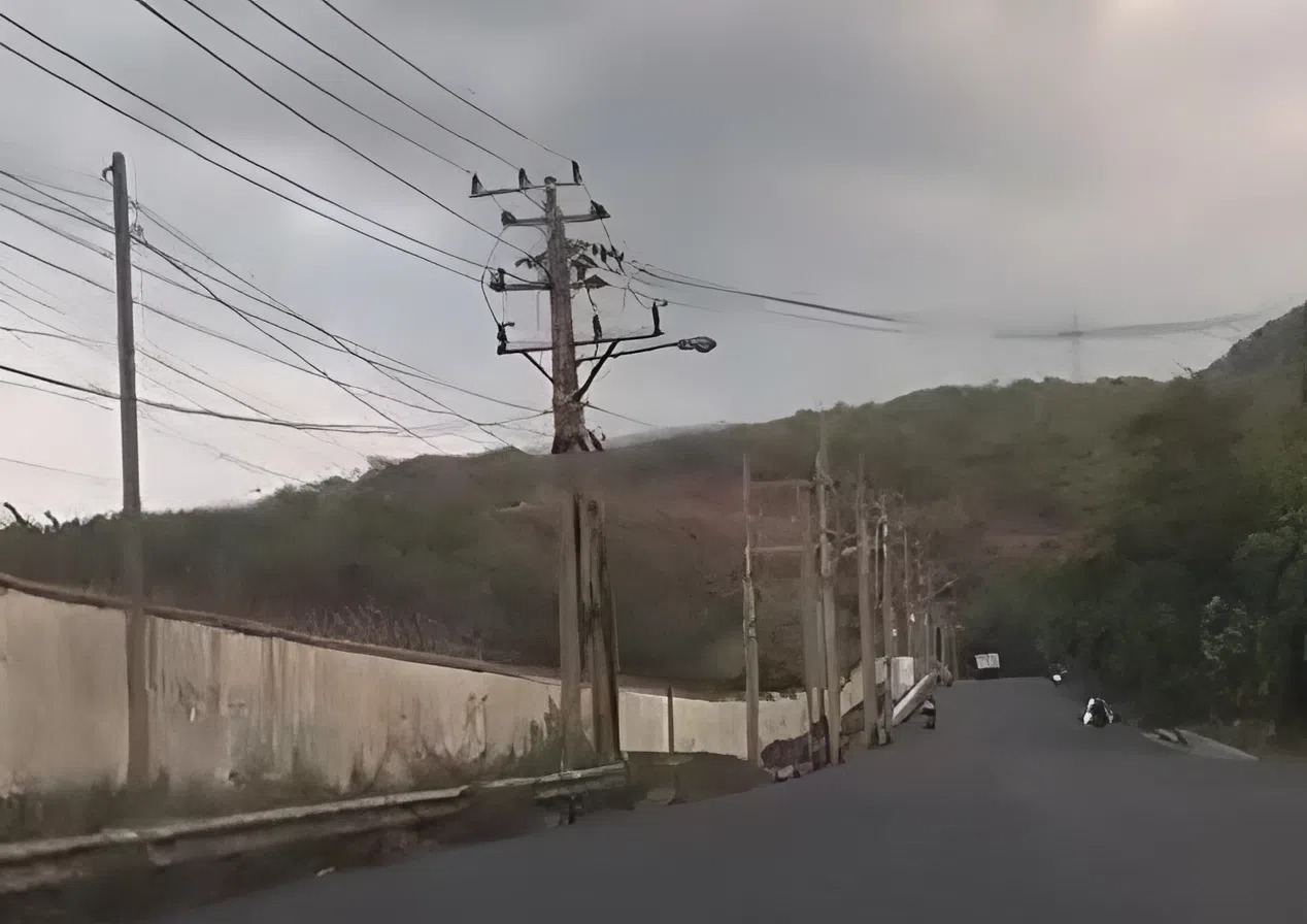 Jalur pantura di perbatasan Situbondo yang tepat di bawah jalan tol Probowangi/ doc Khoirul Rizal