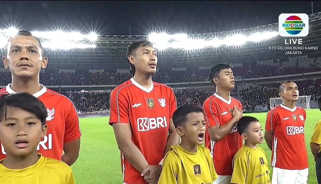 Para pemain saat menyanyikan lagu Indonesia Raya/ Tangkapan Layar