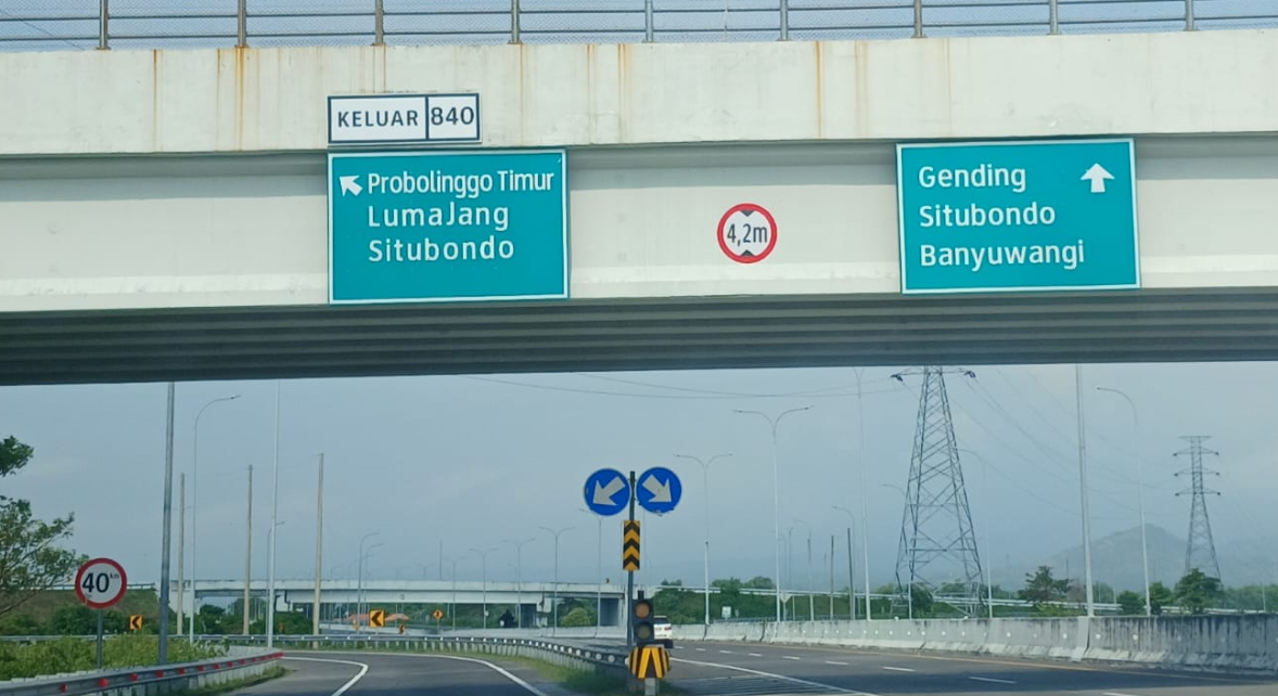 Rambu jalan tol yang menunjukkan jurusan gate exit Probolinggo Timur serta arah rute Gending, Situbondo, dan Banyuwangi.