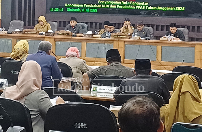 Rapat Paripurna: Anggota DPRD Situbondo serta kepala OPD mengikuti rapat di aula II gedung DPRD Situbondo, kemarin(8/7).
