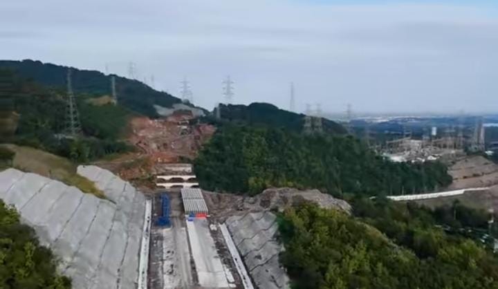 Proyek jalan tol Probowangi di atas perbukitan/