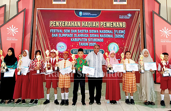 FOTO BERSAMA: Penyerahan hadiah kepada siswa/i SD dan SMP sederajat yang memenangkan lomba FLS2N dan O2SN tingkat Kabupaten, di Pendapa Situbondo, kemarin (13/7).