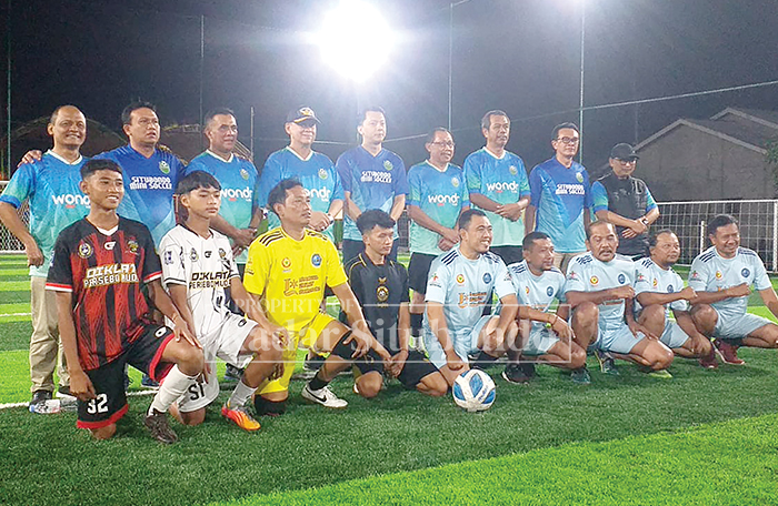 PERTANDINGAN : Tim Forkopimda Situbondo bertanding melawan tim Jurnalis pada pembukaan Situbondo Mini Soccer, Jumat malam (11/7).