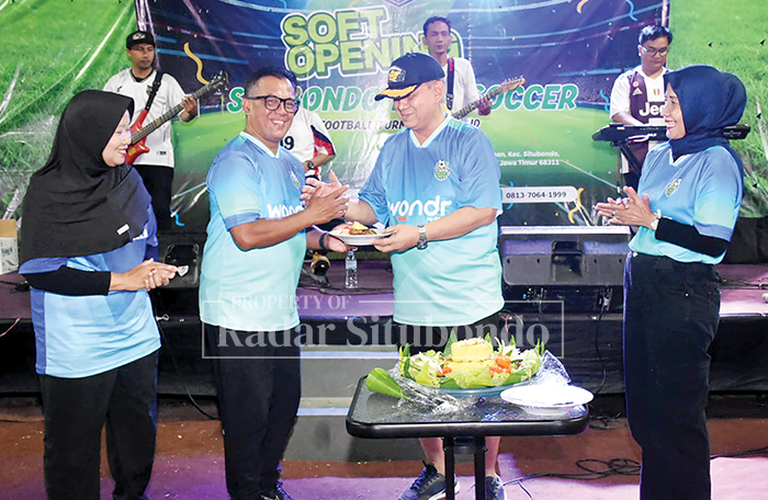 SOFT LAUCHING : Sekretaris Daerah Pemkab Situbondo, Wawan Setiawan didamping Owner Situbondo Mini Soccer, Imam Hidayat memotong tumpeng sebagai tanda dibukanya lapangan mini soccer.