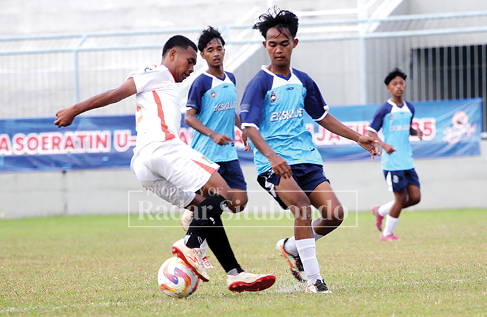 SATU GOL: Penyerang PSSS U-17 M. Husnul Yaqin (kiri) melindungi bola dari pemain Persikapro Kabupaten Probolinggo di Stadion Diponegoro Banyuwangi pada Minggu (13/7/2025)