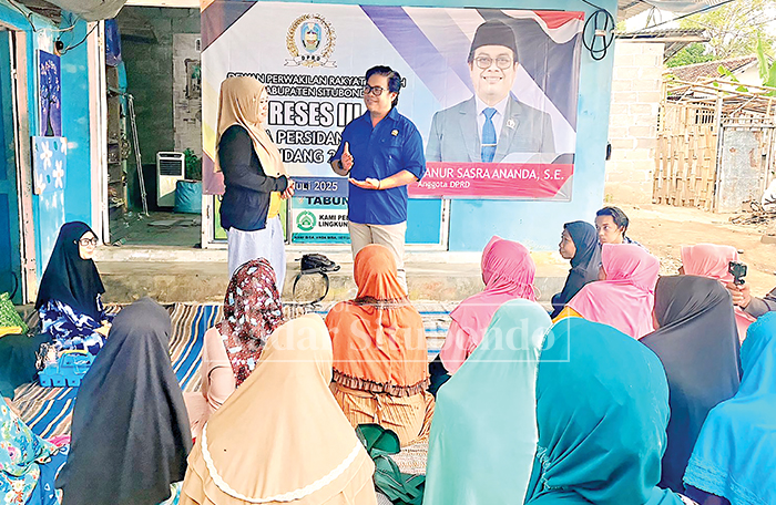 BERDISKUSI: Anggota DPRD Situbondo dari Komisi IV, Janur Sarsa Ananda mengisi acara Reses di Arderejo Kecamatan Situbondo, belum lama ini.