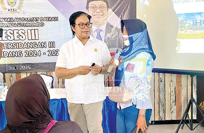 BERDISKUSI: Anggota DPRD Situbondo dari Komisi IV, Janur Sarsa Ananda mengisi acara Reses di Arderejo Kecamatan Situbondo, belum lama ini.