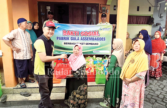 PEDULI: Jajaran managemen PG Assembagoes menyerahkan paket sembako kepada warga di tiga desa di Kecamatan Asembagus, baru-baru ini.