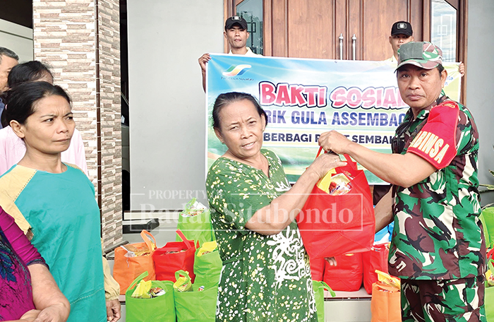 PEDULI: Jajaran managemen PG Assembagoes menyerahkan paket sembako kepada warga di tiga desa di Kecamatan Asembagus, baru-baru ini.