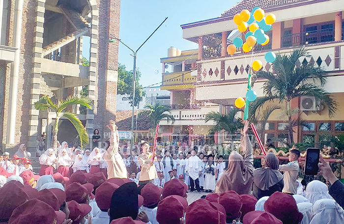 LEPAS BALON : Penyambutan siswa baru SDIT Nurul Anshar di tandai dengan pelepasan balon ke udara oleh Kepala SDIT Nurul Anshar, Sudipyo