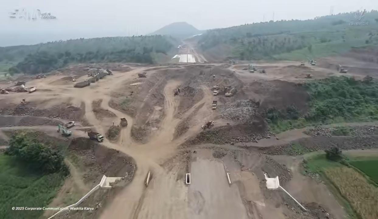 Jalan tol Probowangi masih dalam tahap pembangunan/ Waskita Karya