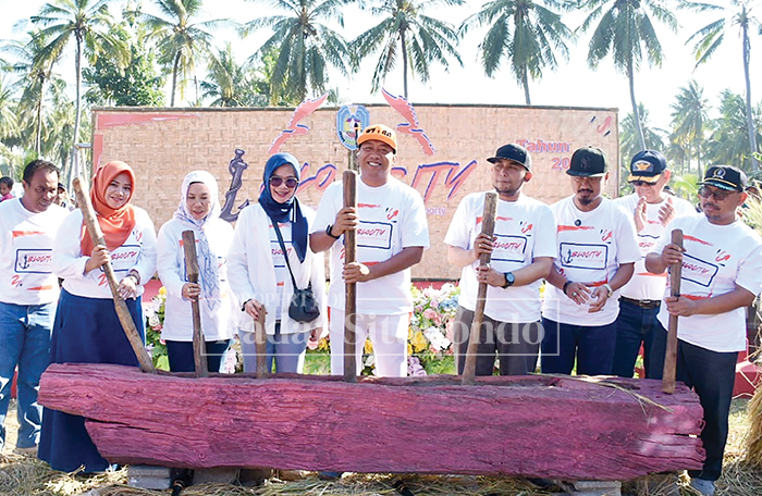 HIDUPKAN UMKM: Bupati Situbondo Yusuf Wahyu Rio Prayogo didampingi Camat Jangkar dalam pembukaan Jelocity, belum lama ini.