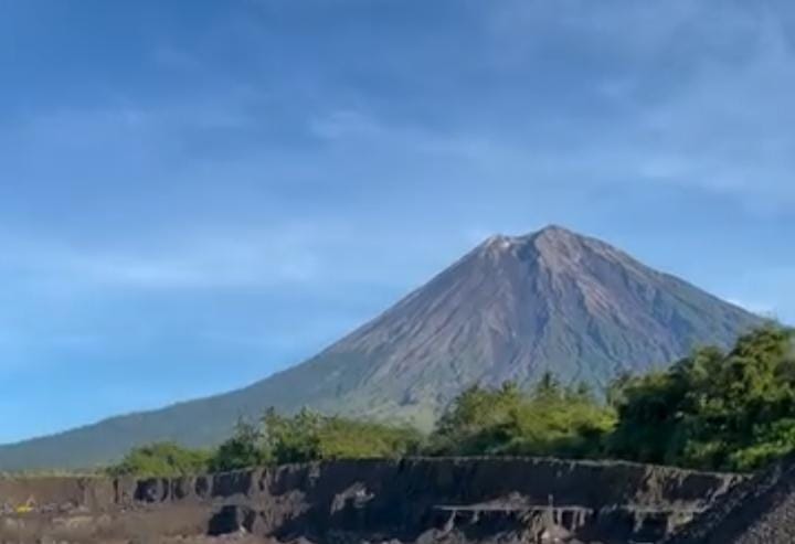 Gunung Semeru dilihat dari Curahkoboan/ Khoirul Rizal