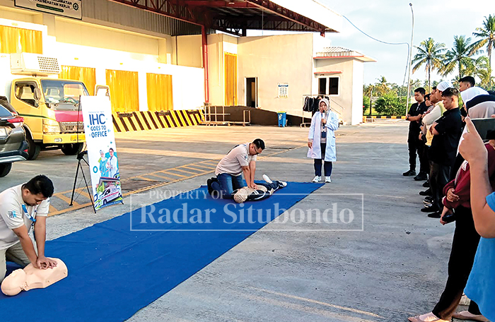 EDUKASI : Tim medis IHC RS Elizabeth, memberi materi teori dan praktik langsung kesiapsiagaan dan keterampilan pertolongan pertama di lingkungan kerja kepada  karyawan PT. Charoen Pokphand Indonesia.