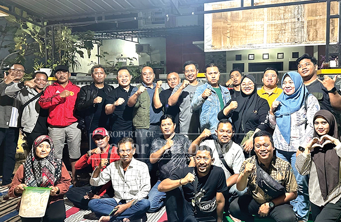 BERSINERGI: Kepala dan pegawai Rumah Tahanan (Rutan) kelas IIB Situbondo, mengabadikan momen bersama sejumlah jurnalis dalam acara silaturahmi, Jumat Lalu (18/7).
