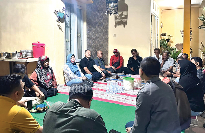 BERSINERGI: Kepala dan pegawai Rumah Tahanan (Rutan) kelas IIB Situbondo, mengabadikan momen bersama sejumlah jurnalis dalam acara silaturahmi, Jumat Lalu (18/7).
