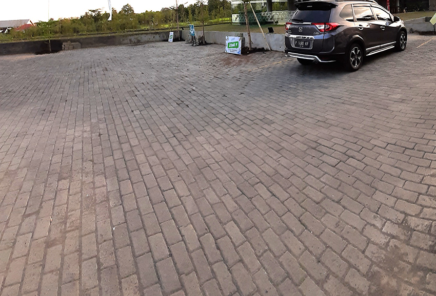Jalan dengan permukaan paving stone lebih ramah lingkungan di kawasan perkotaan.