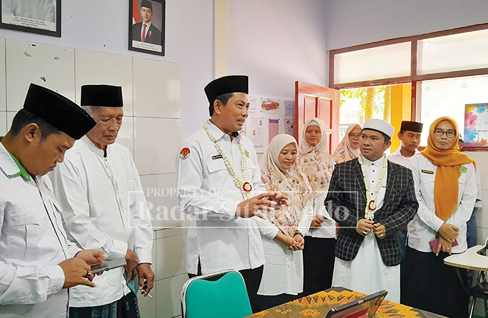 SEREMONIAL: Kepala Kemenag Situbondo, Mohammad Mudhoffar dalam peresmian sekolah unggulan di halaman MA Nurul Hikam, Desa Kesambirampak, Kecamatan Kapongan, kemarin (21/7).