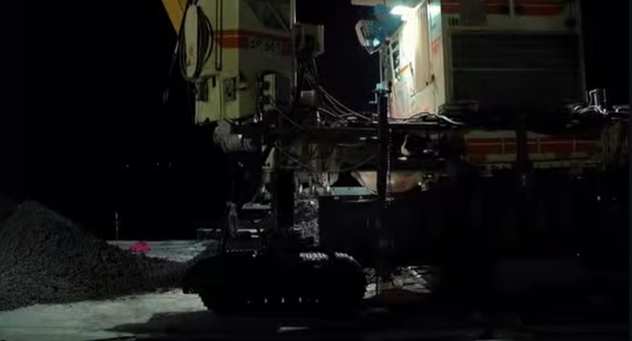 Proyek jalan tol Probowangi dikerjakan malam hari/ ig @pp_probowangi3