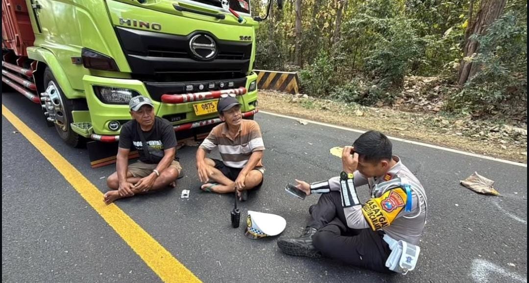 Momen sopir dan polisi bercengkarama di tengah kemacetan/ doc Satlantas Polres Situbondo