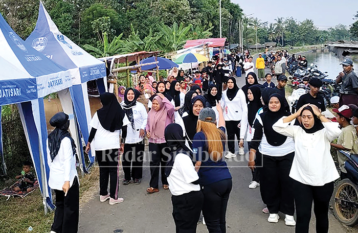 JOGET IBU PKK: Ibu PKK Desa Jatisari senam di pembukaan Jatisari Membangun UMKM Bersma Koperasi Merah Putih (JAMBU MERAH), di Dusun Dampas, Desa Jatisari, Kecamatan Arjasa, kemarin (27/7)